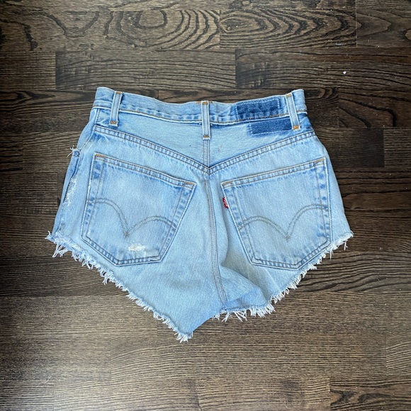 Vintage Levi’s denim shorts - Picture 2 of 3